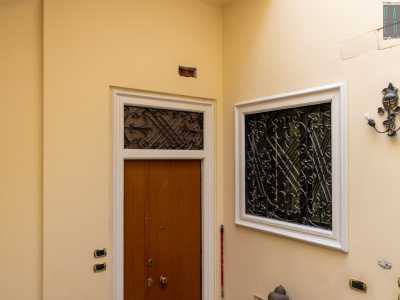 Salendo i gradini superiamo il primo ballatoio, dove incrociamo porte e finestre ornate da raffinate grate, per raggiungere l�ultimo piano della villa, dove si trova l�abitazione del proprietario